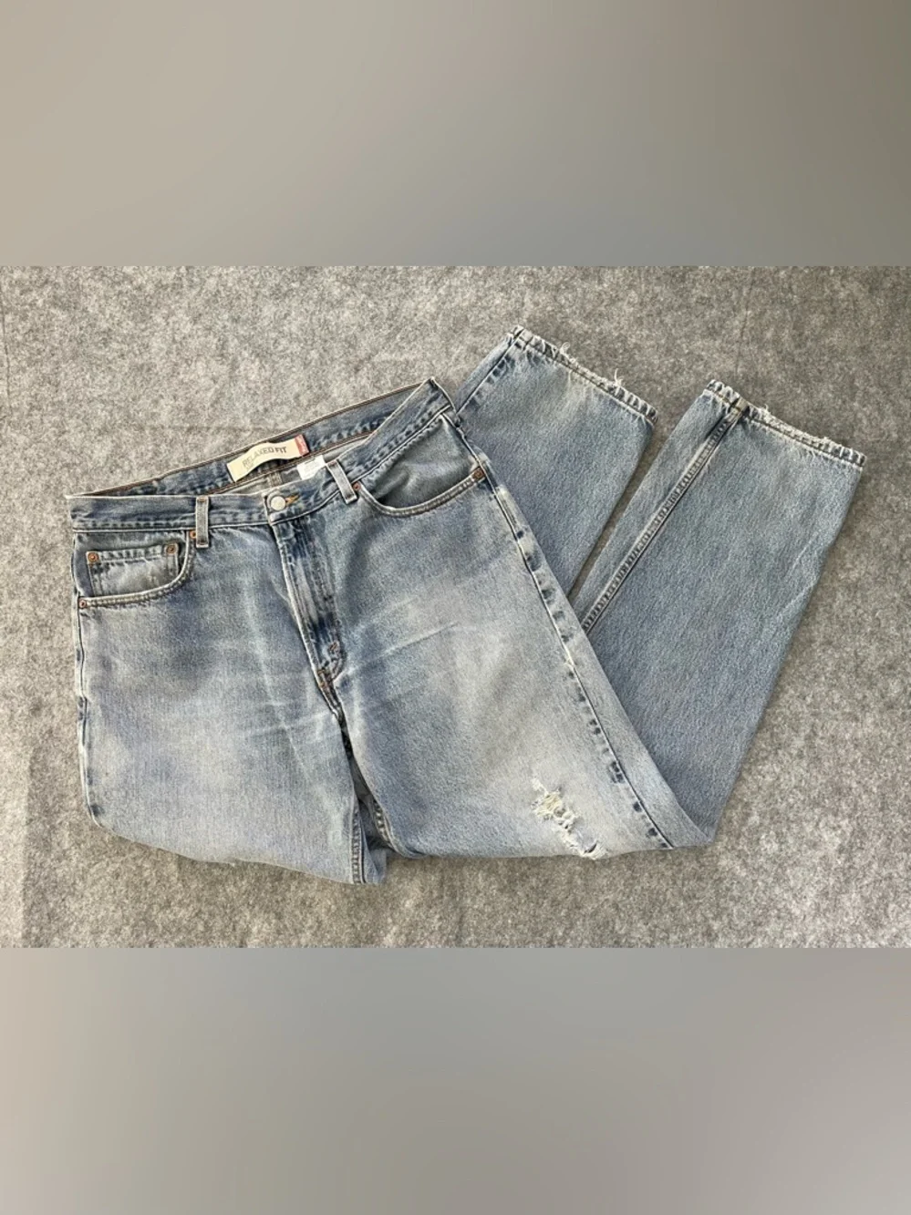 Levis 550 Relaxed Fit Jeans Mens 36x34 Blue Light Wash Distressed 100% Cotton - Picture 2 of 16